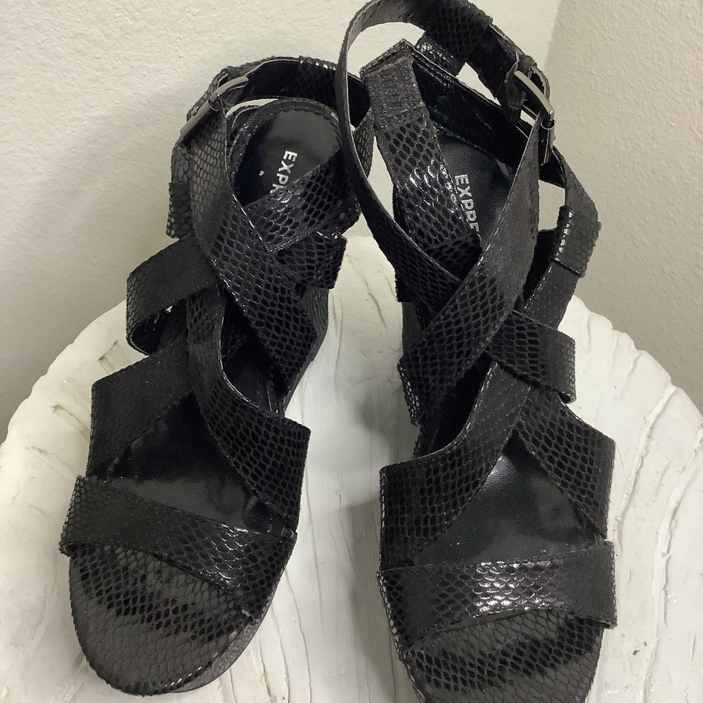 EXPRESS BLACK SNAKE PRINT WEDGE SANDAL SIZE 6.5